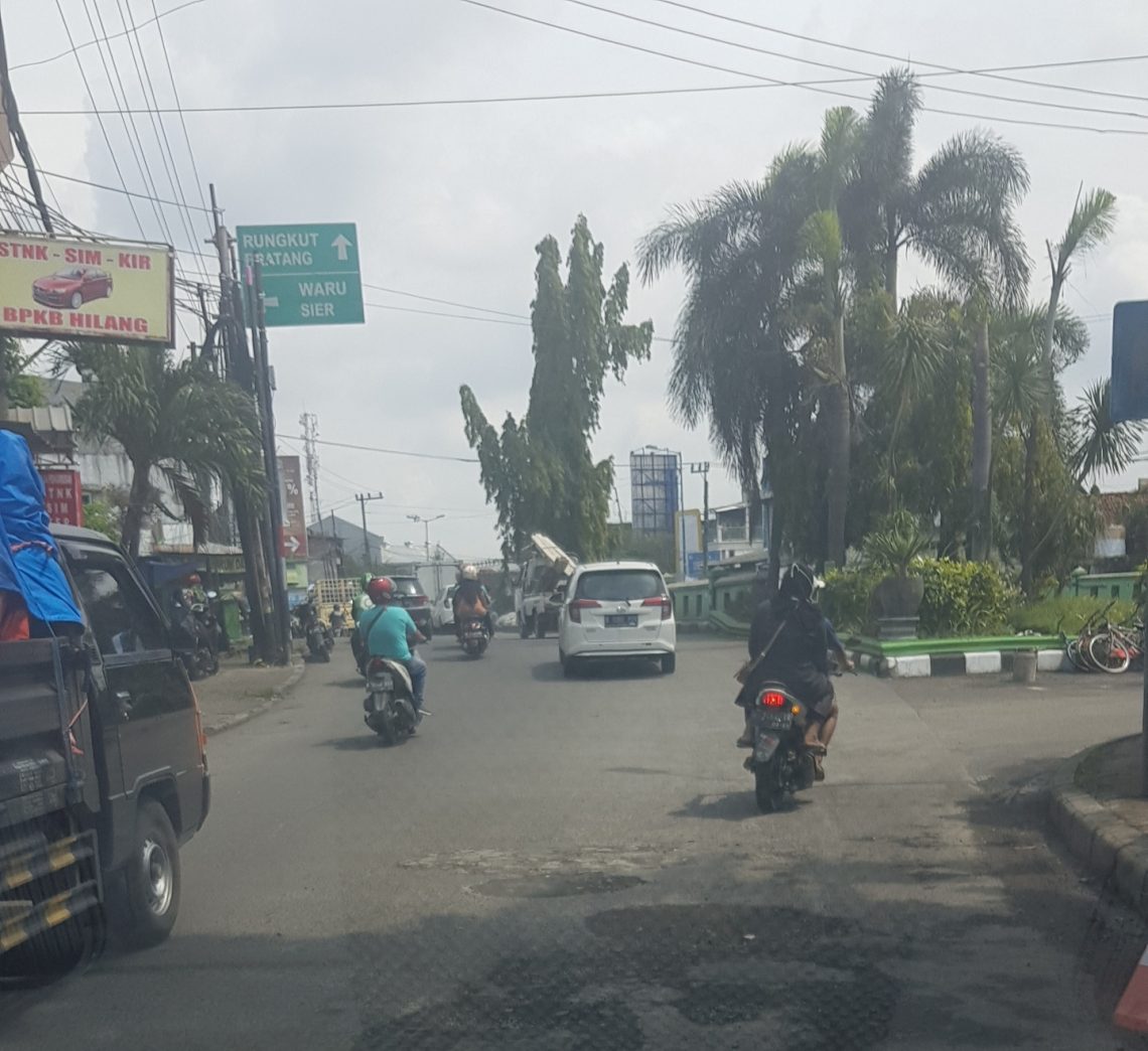 Lumayan, Lubang di Jl Wadungasri Sudah Ditambal
