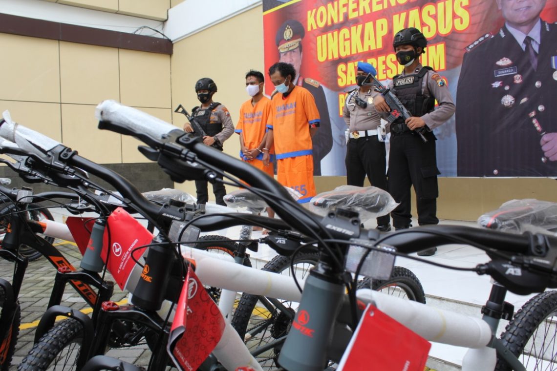 Bersengkokol Gelapkan 100 Sepeda Gunung di Krian