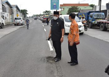 Pj Bupati Sidak Jalan Rusak di Lingkar Timur