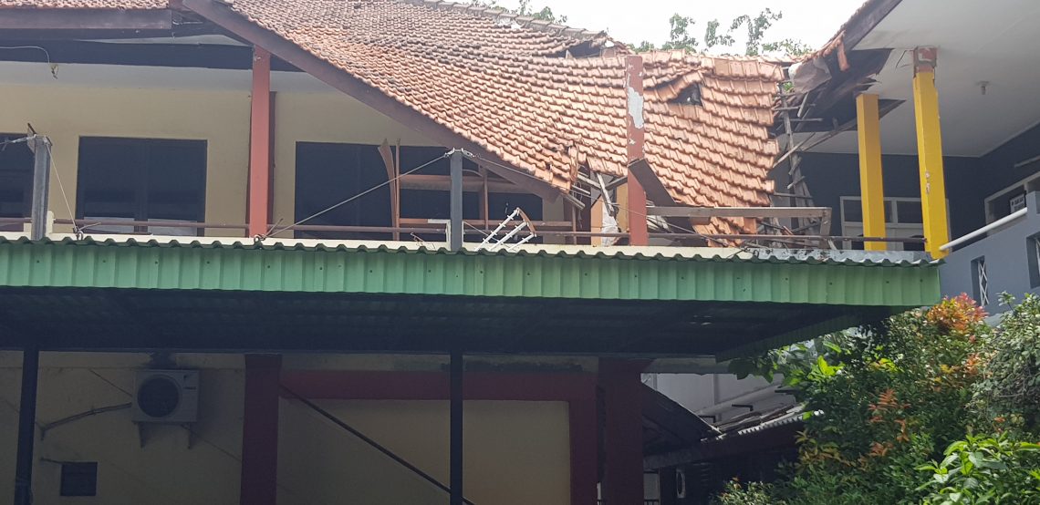 Atap Kantor Bakesbangpol Sidoarjo Ambruk