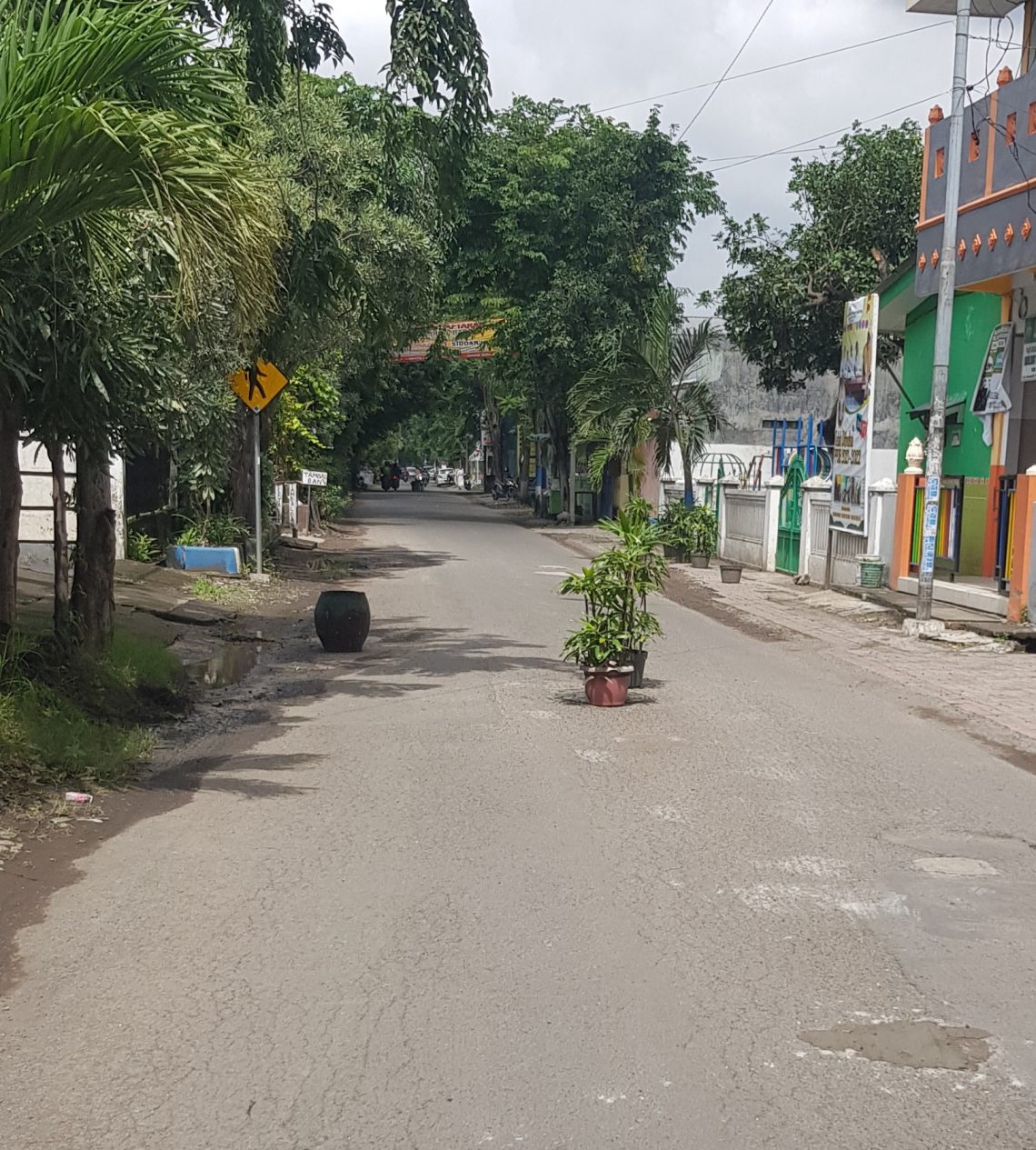 Respon Cepat Desa Siwalan Panji Dalam Menambal Jalan Rusak