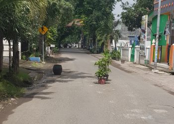 Respon Cepat Desa Siwalan Panji Dalam Menambal Jalan Rusak