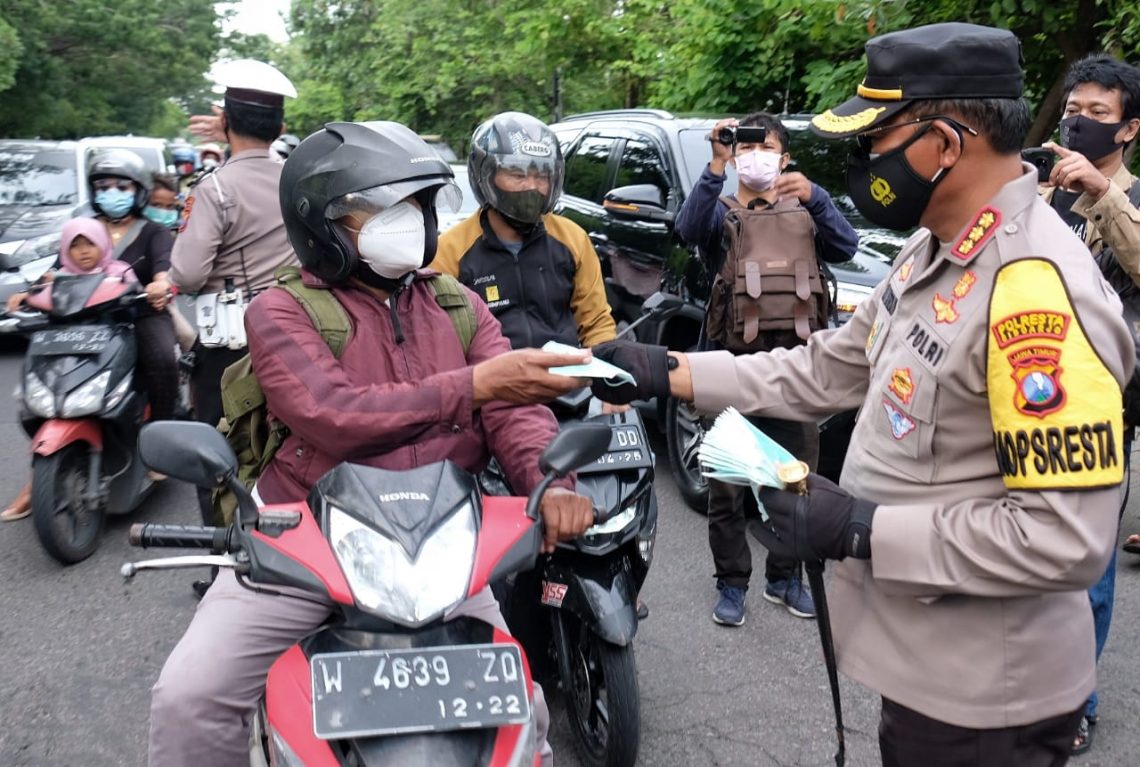 Kapolresta Bagikan 10 Ribu Masker
