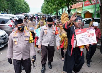 ‘Mbah Bejo’ Kejutkan Pedagang Pasar Porong