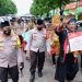 ‘Mbah Bejo’ Kejutkan Pedagang Pasar Porong