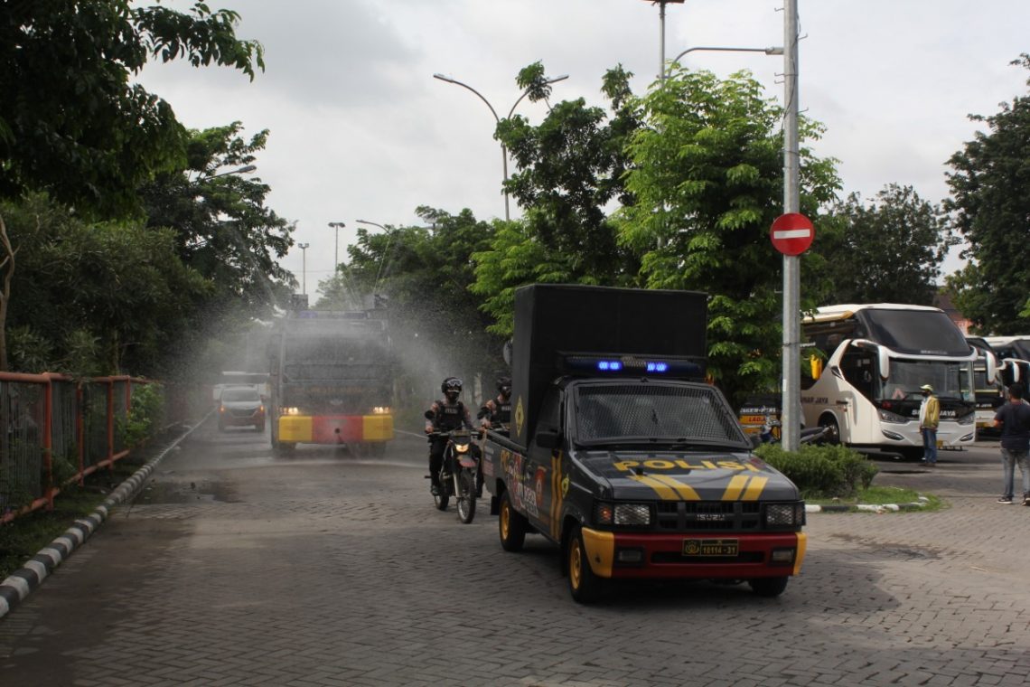 Polresta lakukan Disinfektan di Kawasan Padat Penduduk Untuk Cegah Covid 19