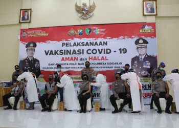 Personil Polresta Sidoarjo di Vaksin