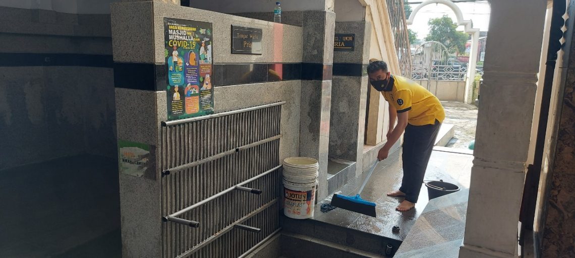 Polsek Gedangan Bersih – bersih Masjid Al’Hidayah