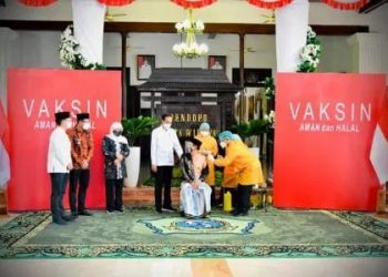 Jokowi Tinjau Vaksinasi Astrazeneca