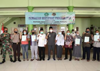Wabup Serahkan 403 Sertifikat Warga Pabean