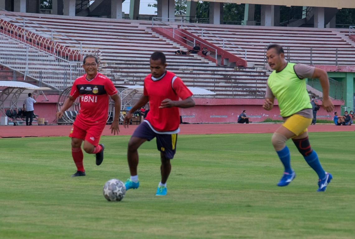 Kebersamaan Kapolresta Dengan Pelajar Papua di Lapangan Sepakbola