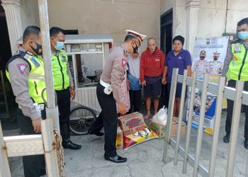 Satlantas Sebar Zakat