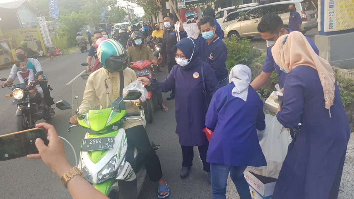 Berebut Takjil Nasdem Sidoarjo di Sarirogo