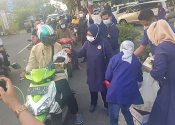 Berebut Takjil Nasdem Sidoarjo di Sarirogo