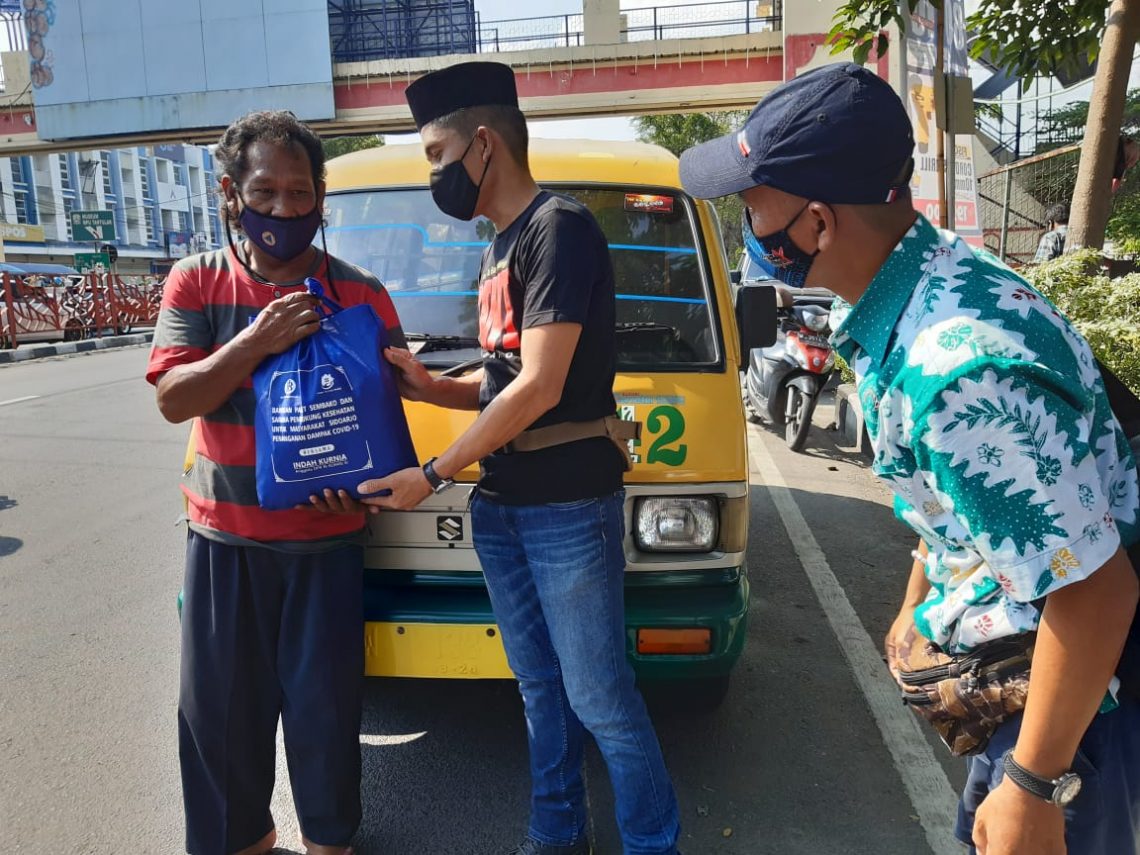 PWI Sidoarjo Bagikan Bingkisan ke Sopir Angkot