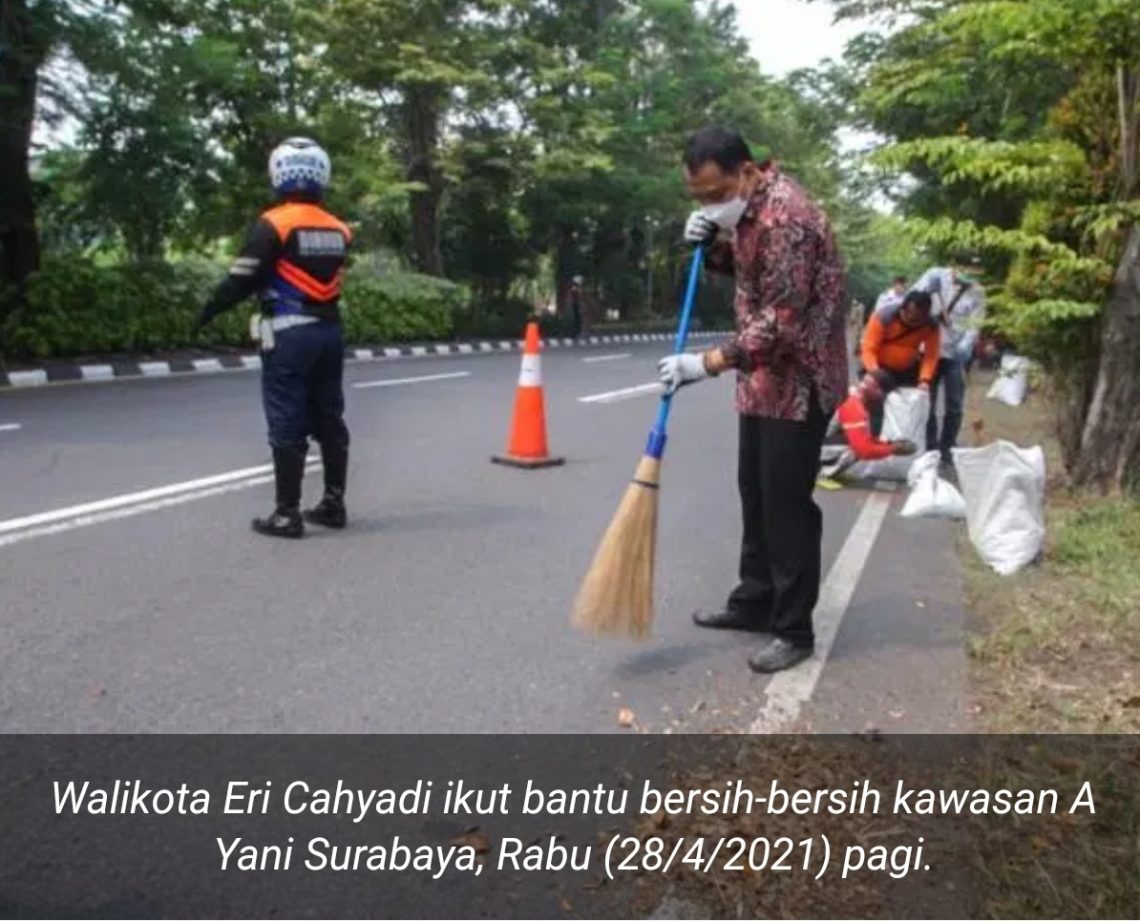 Walikota Surabaya Turun Menyapu Dedaunan di Jl A. Yani
