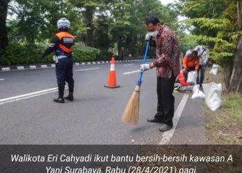 Walikota Surabaya Turun Menyapu Dedaunan di Jl A. Yani