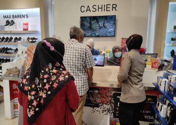 Polwan Polresta Sidoarjo Ingatkan Pengunjung Mall