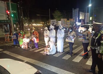 Pocong Ingatkan Disiplin Prokes
