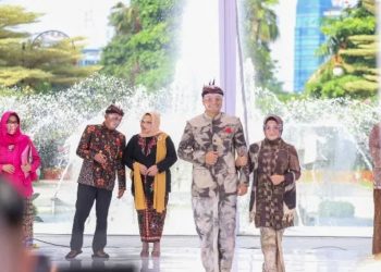 Eri dan Armuji Tampil Menawan di Catwalk