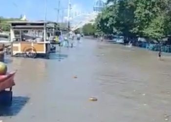 Rumah Nelayan di Kenjeran Diterjang Banjir dan Angin Kencang