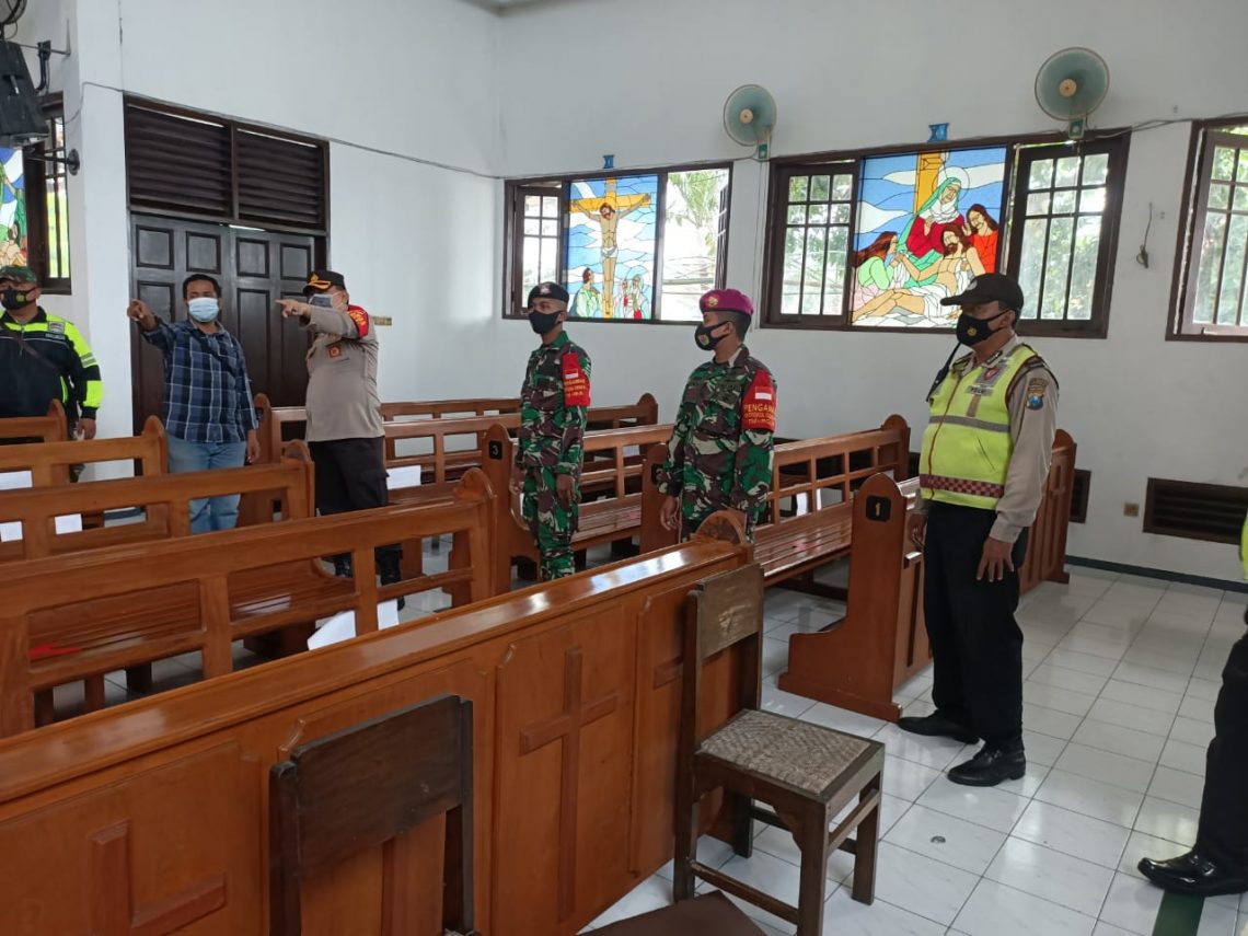 TNI, Polri dan Ormas Sidoarjo Lakukan Pengamanan Gereja