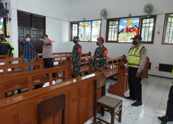 TNI, Polri dan Ormas Sidoarjo Lakukan Pengamanan Gereja