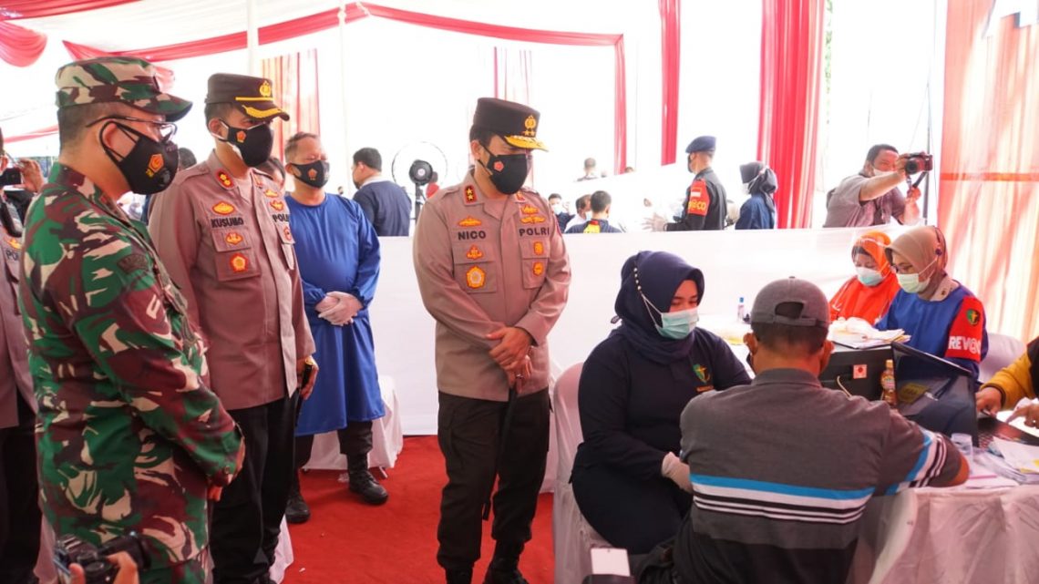Warga Serbu vaksinasi TNI-Polri di GOR Sidoarjo
