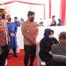 Warga Serbu vaksinasi TNI-Polri di GOR Sidoarjo