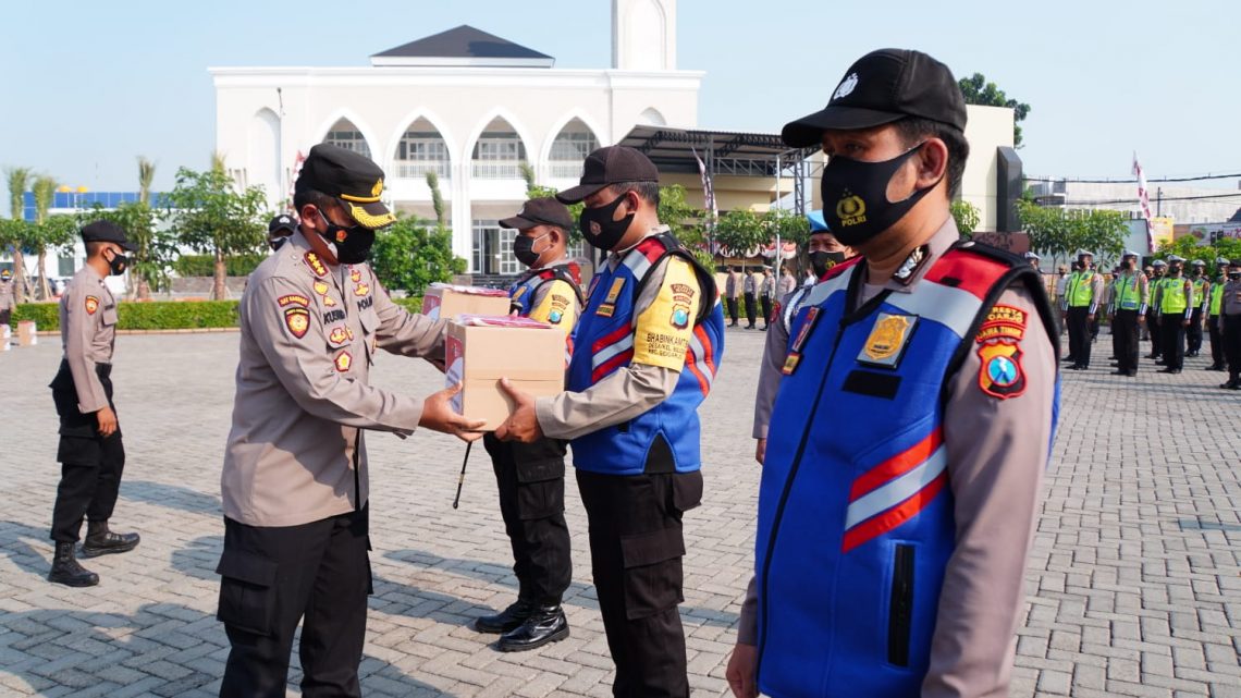Kapolresta Bagikan 5000 Bendera Merah Putih