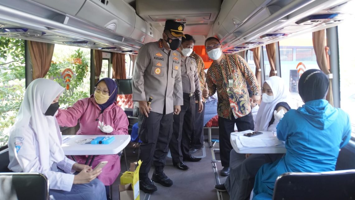 Bus Gerai Polresta Layani Vaksinasi Pelajar SMA Antartika