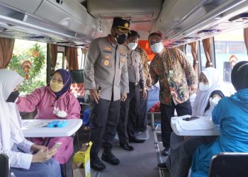 Bus Gerai Polresta Layani Vaksinasi Pelajar SMA Antartika