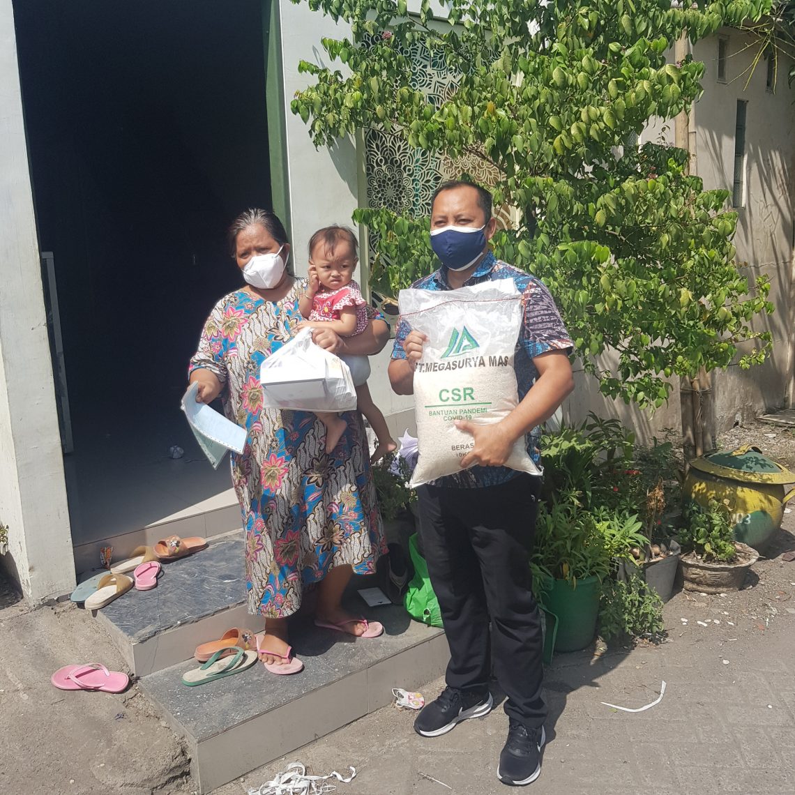 Megasurya Mas Bagikan 7000 Paket Sembako
