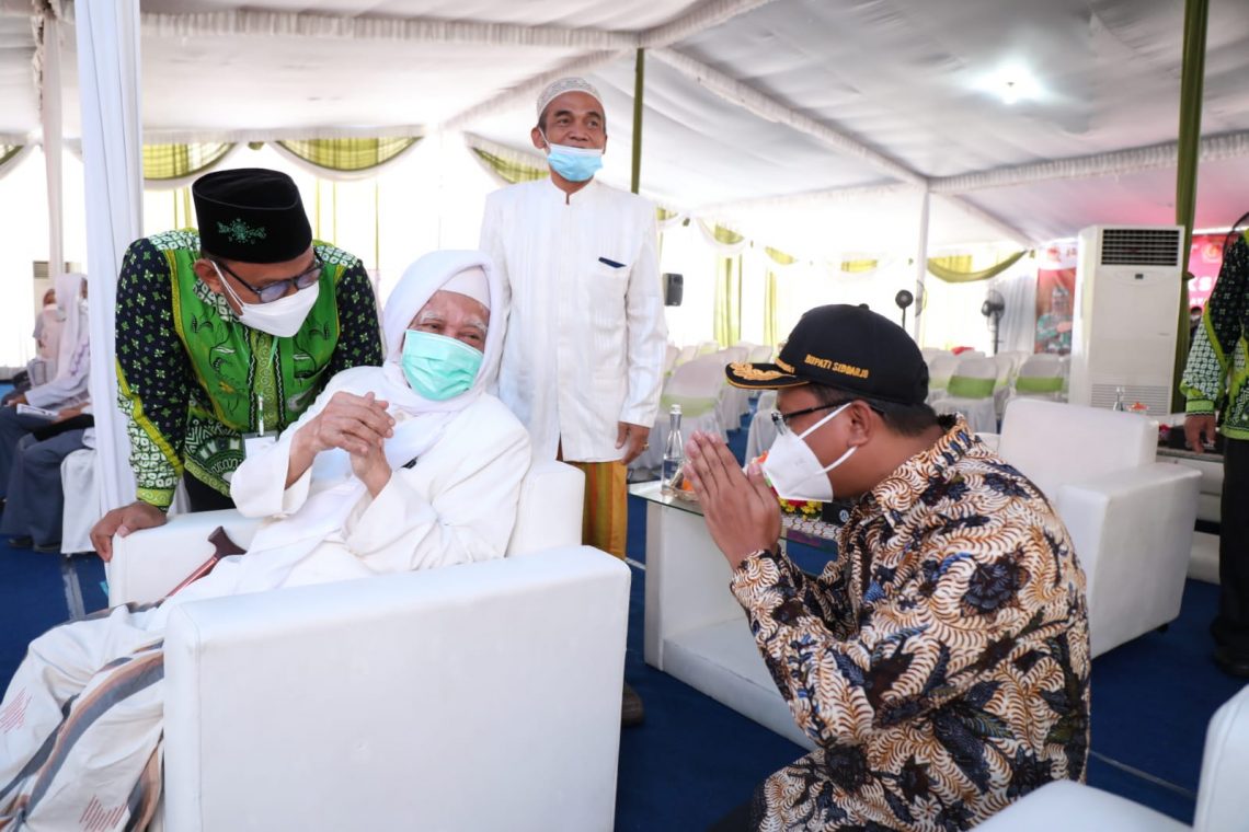 Bupati Ahmad Muhdlor Dampingi Ketua KPK, Firli Bahuri Tinjau Vaksinasi di Ngelom