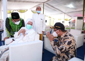 Bupati Ahmad Muhdlor Dampingi Ketua KPK, Firli Bahuri Tinjau Vaksinasi di Ngelom