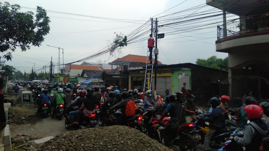 Pengecoran Jalan Beton Kebun Agung Diterjang Pemotor