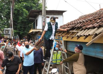 Bupati Muhdlor Pimpin Pembongkaran Bekas Balai Desa