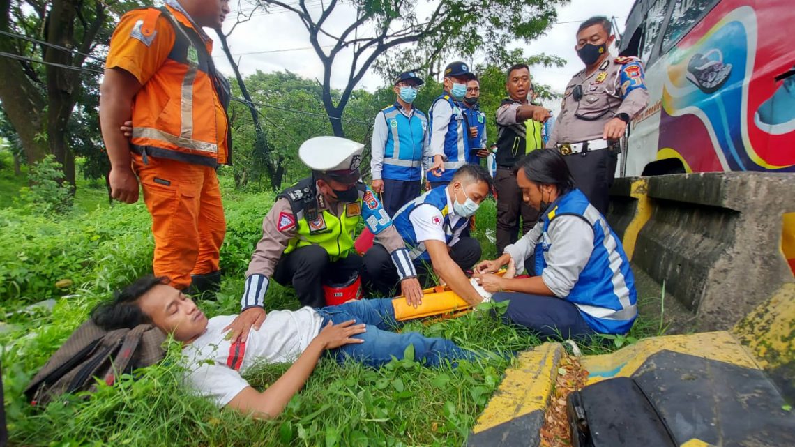 Dumptruk sruduk Bus di Gerbang Tol Waru.