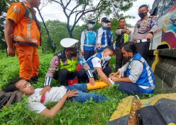 Dumptruk sruduk Bus di Gerbang Tol Waru.