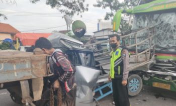 Gara-gara Ngantuk, Bus Hantam Pikup dan Trailer