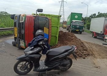 Truk Urugan Terjungkal di Arteri Tanggulangin