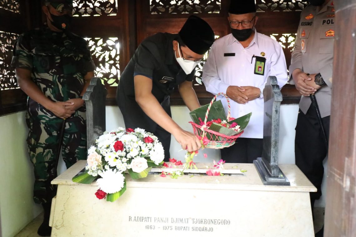 Bupati Muhdlor Ziarah ke Makam Pendahulunya