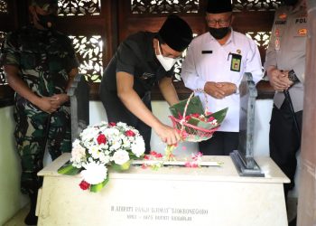 Bupati Muhdlor Ziarah ke Makam Pendahulunya
