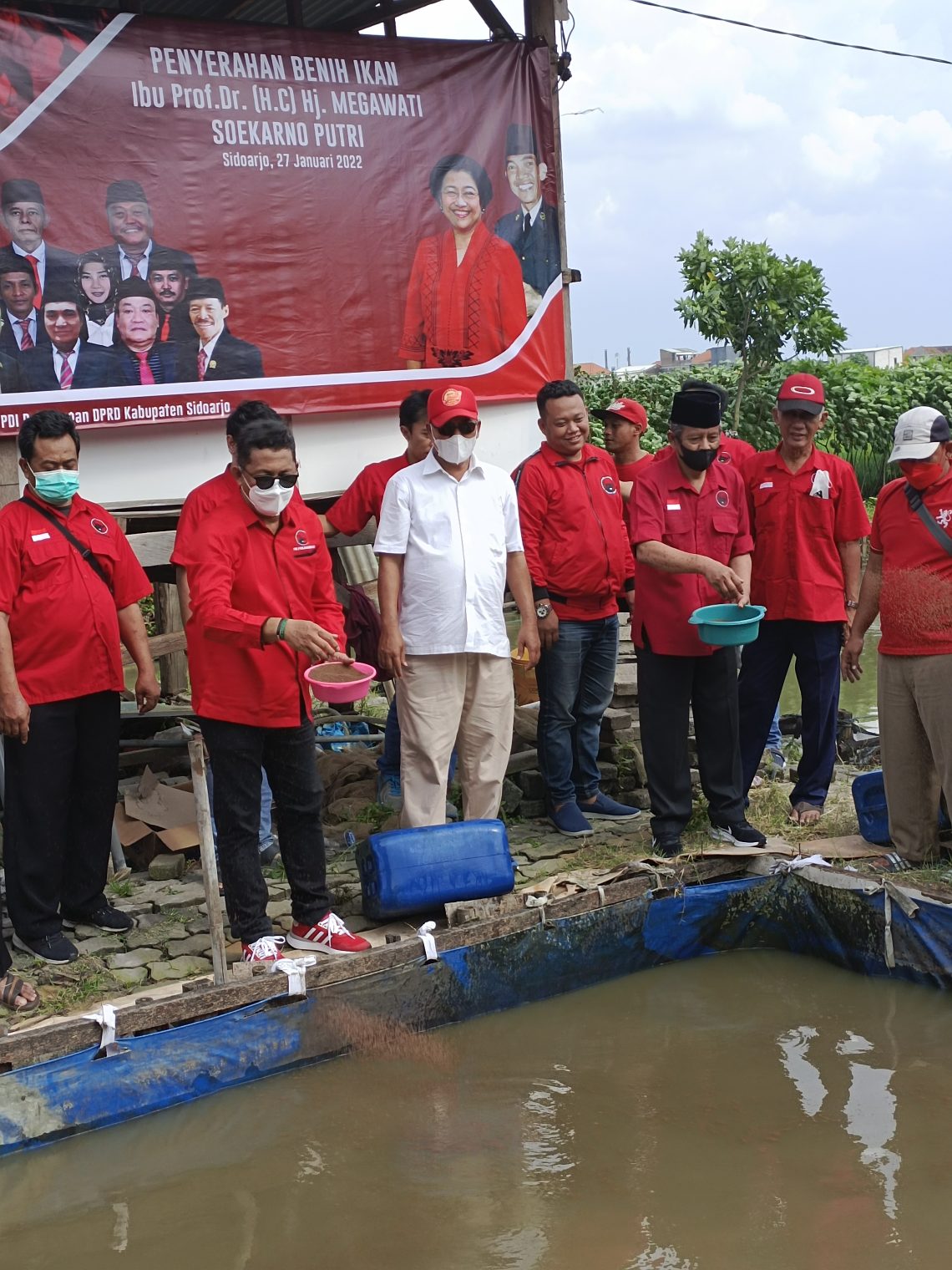 Bu Mega Sumbang Lele Untuk 3 Desa di Sidoarjo