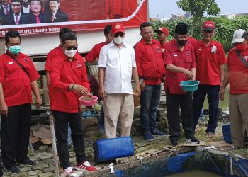 Bu Mega Sumbang Lele Untuk 3 Desa di Sidoarjo