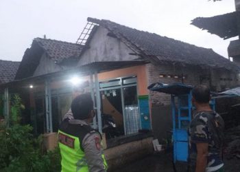 Polisi dan TNI Bantu Rehab Korban Puting Beliung di Krian