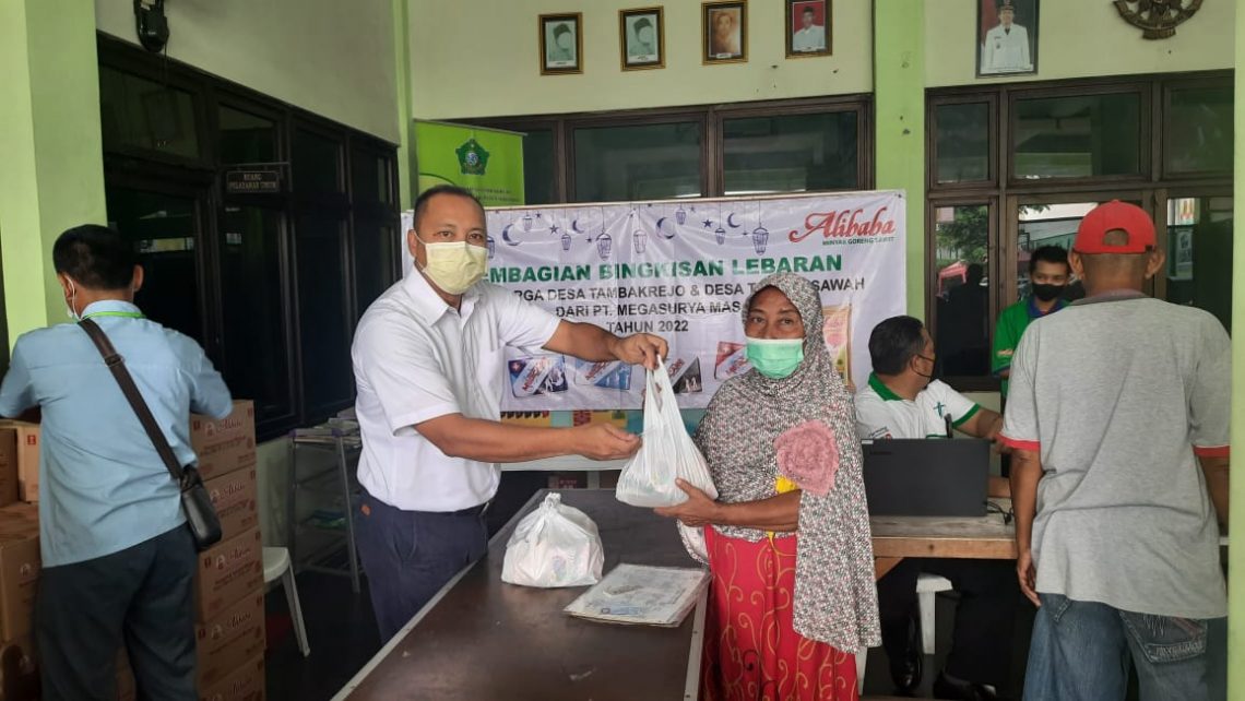 PT Megasurya Mas Membagi Bingkisan Lebaran di Tambaksawah dan Tambaksumur