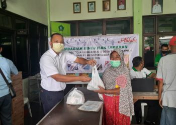 PT Megasurya Mas  Membagi Bingkisan Lebaran di Tambaksawah dan Tambaksumur