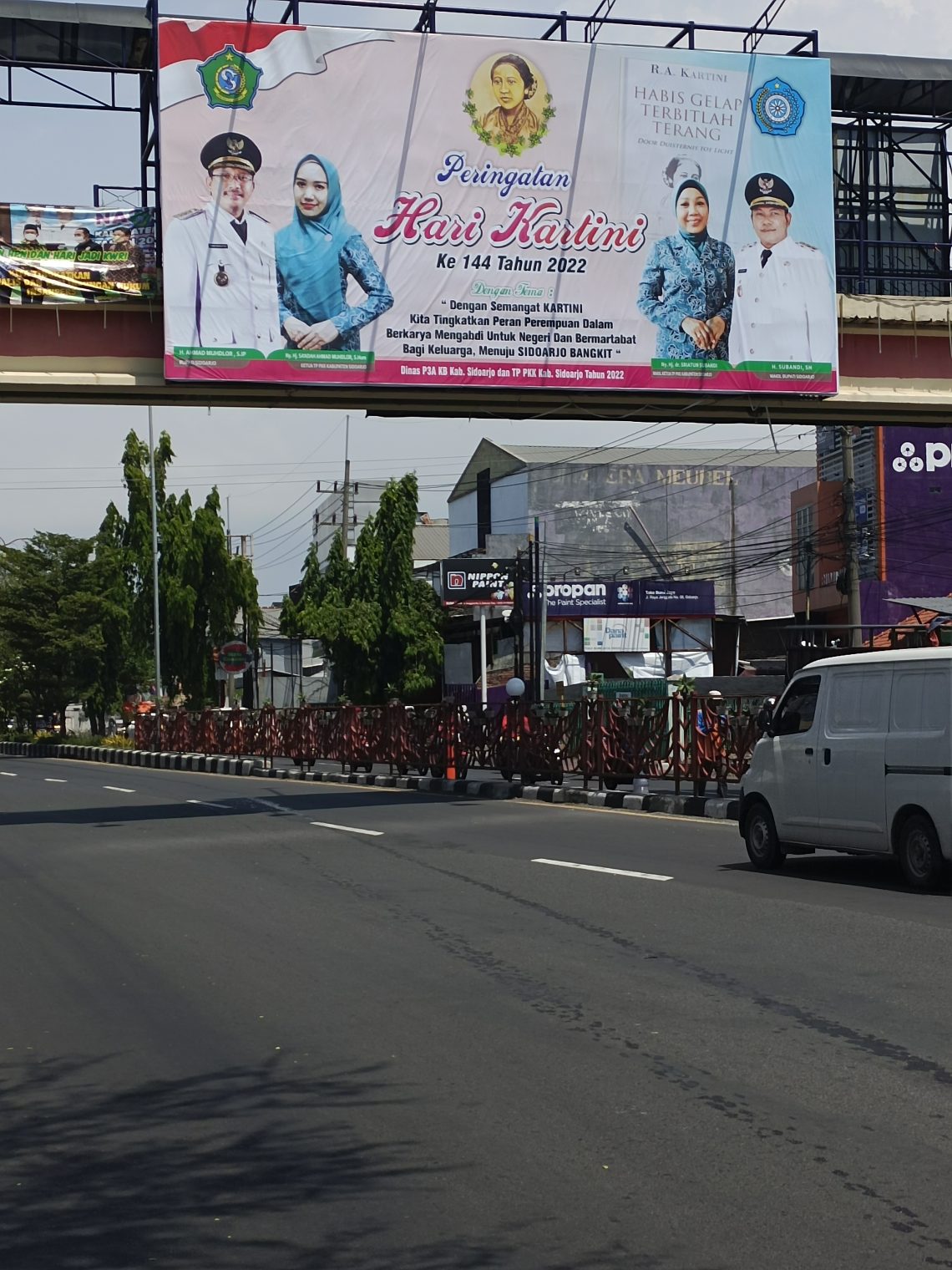 Adem Rasanya Setelah Memandang Baliho