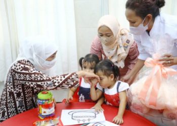 Gubernur Khofifah Melepas Kepulangan Annaya dan Innaya ke Lombok Timur